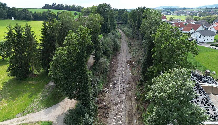 Die Bahnstrecke bleibt bis auf Weiteres gesperrt.
