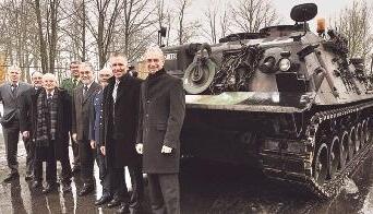 Bad Rappenaus OB Hans Heribert Blättgen, Gerhard Dahm und Hans-Heinrich Weske vom Bundesamt für Wehrtechnik, Polizeichef Roland Eisele, Wolfgang Vollmar von der Wehrtechnischen Dienststelle, Hauptmann Klaus Bertram, Siegelsbachs Bürgermeister Uli Kremsler und Landrats-Stellvertreter Lutz Mai. (von links).Foto: Maurhoff
