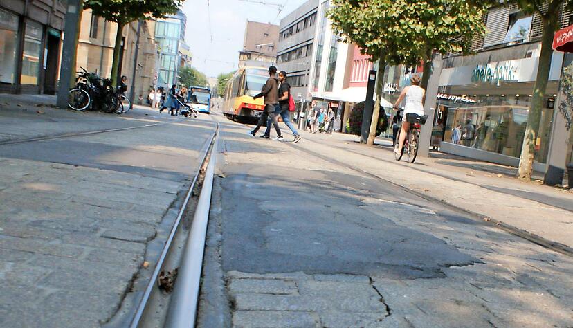 Pflasterschäden in der Kaiserstraße: Hier wird jetzt saniert. Es ist der Grund für die mehrwöchige Sperrung.
Fotos: C. Friese Pflasterschäden in der Kaiserstraße: Hier wird jetzt saniert. Es ist der Grund für die mehrwöchige Sperrung.
Fotos: C. Friese