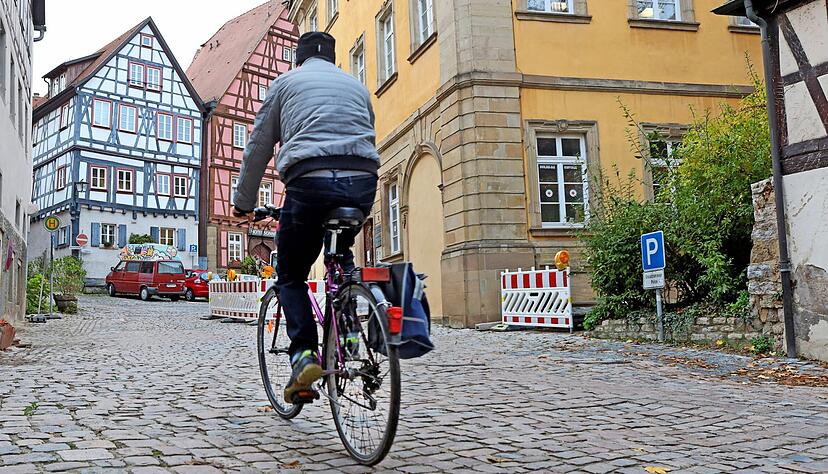 Zukunftsmusik auf Altstadtpflaster: Hier in der Langgasse könnte der Radweg von Bahnhof zu Lidl verlaufen sowie ein autonomes Shuttle verkehren.
Foto: Ralf Seidel Zukunftsmusik auf Altstadtpflaster: Hier in der Langgasse könnte der Radweg von Bahnhof zu Lidl verlaufen sowie ein autonomes Shuttle verkehren.
Foto: Ralf Seidel