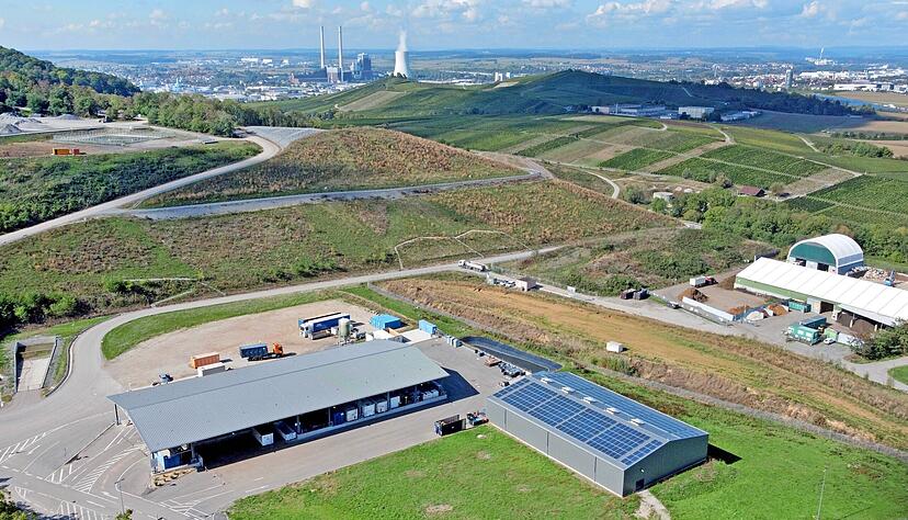 Am Entsorgungszentrum Vogelsang ist ein neues Betriebsgebäude geplant, und zwar auf der unbebauten Wiese im Vordergrund.
Foto: Ralf Seidel Am Entsorgungszentrum Vogelsang ist ein neues Betriebsgebäude geplant, und zwar auf der unbebauten Wiese im Vordergrund.
Foto: Ralf Seidel