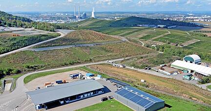 Am Entsorgungszentrum Vogelsang ist ein neues Betriebsgebäude geplant, und zwar auf der unbebauten Wiese im Vordergrund.
Foto: Ralf Seidel