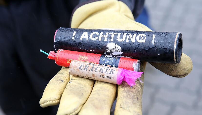 Vor illegalem Feuerwerk wird gewarnt, die Verletzungsgefahr ist groß. (Archivbild) Vor illegalem Feuerwerk wird gewarnt, die Verletzungsgefahr ist groß. (Archivbild)