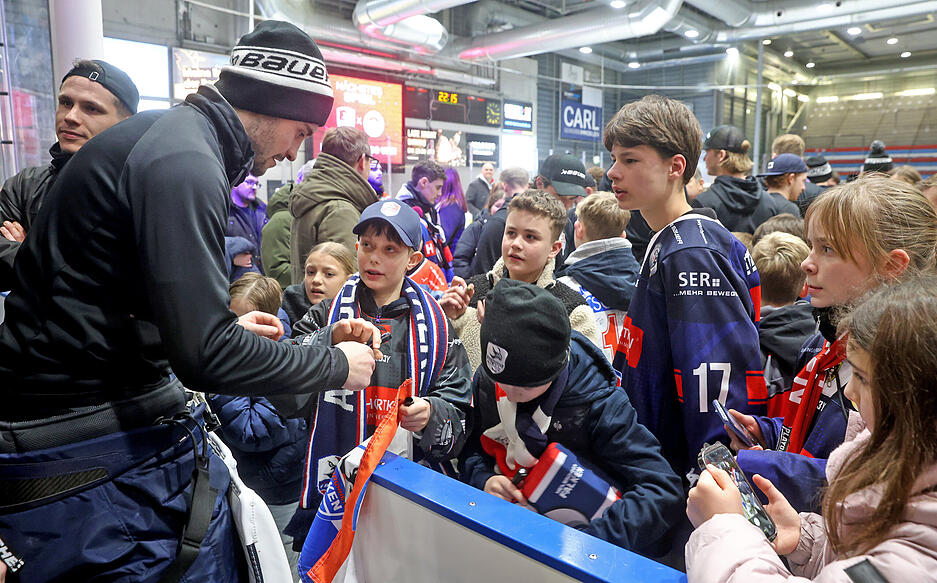 Bewegende Momente bei der Spielerverabschiedung in der Heilbronner Eishalle. Bewegende Momente bei der Spielerverabschiedung in der Heilbronner Eishalle.