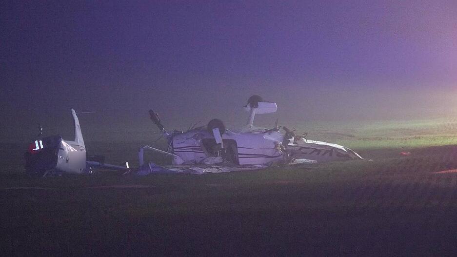 Nach ersten Erkenntnissen des Flughafenbetreibers sollen sich zwei Personen an Bord befunden haben.