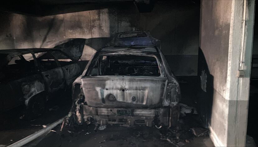 Zwei Autos werden durch die Flammen komplett zerstört.