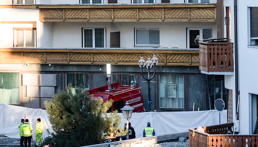 Schweiz, Crans-Montana: Polizeibeamte sind in der N&auml;he des Bereichs zu sehen, in dem in der Bar und Lounge Le Constellation nach einer Explosion in den fr&uuml;hen Morgenstunden der Silvesternacht ein Feuer ausgebrochen ist.
