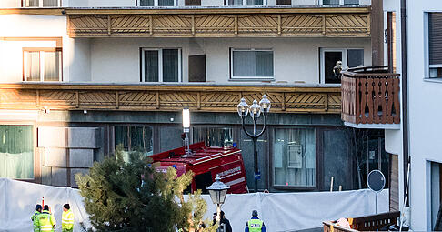 Schweiz, Crans-Montana: Polizeibeamte sind in der Nähe des Bereichs zu sehen, in dem in der Bar und Lounge Le Constellation nach einer Explosion in den frühen Morgenstunden der Silvesternacht ein Feuer ausgebrochen ist. Schweiz, Crans-Montana: Polizeibeamte sind in der Nähe des Bereichs zu sehen, in dem in der Bar und Lounge Le Constellation nach einer Explosion in den frühen Morgenstunden der Silvesternacht ein Feuer ausgebrochen ist.