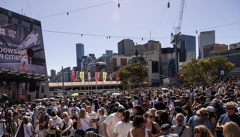 Die Fans kamen in Str&ouml;men zu dem &uuml;berraschenden Gig.
