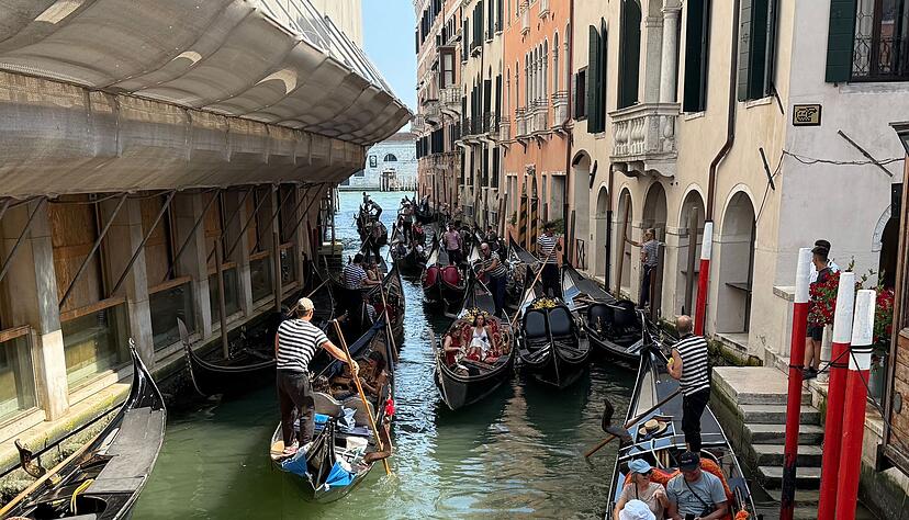 An den Anlegestellen von Gondeln und Fähren empfiehlt die Polizei besondere Wachsamkeit. (Archivbild) An den Anlegestellen von Gondeln und Fähren empfiehlt die Polizei besondere Wachsamkeit. (Archivbild)