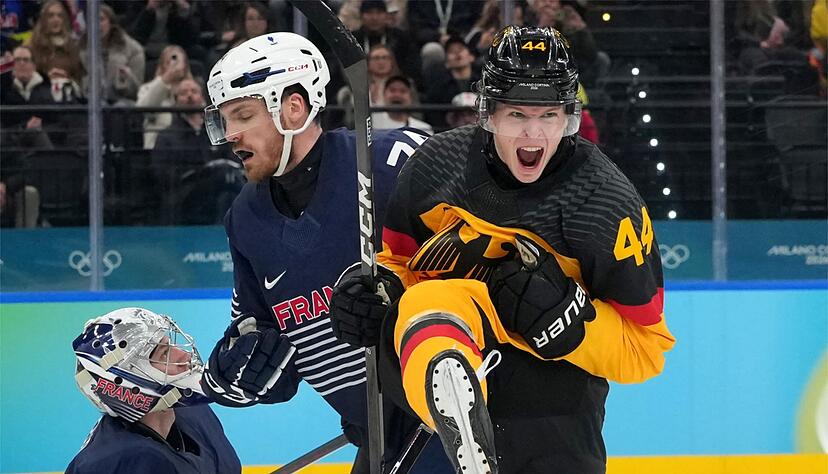 Das deutsche Eishockeyteam um Torsch&uuml;tze Joshua Samanski jubelt &uuml;ber den Viertelfinal-Einzug bei Olympia.