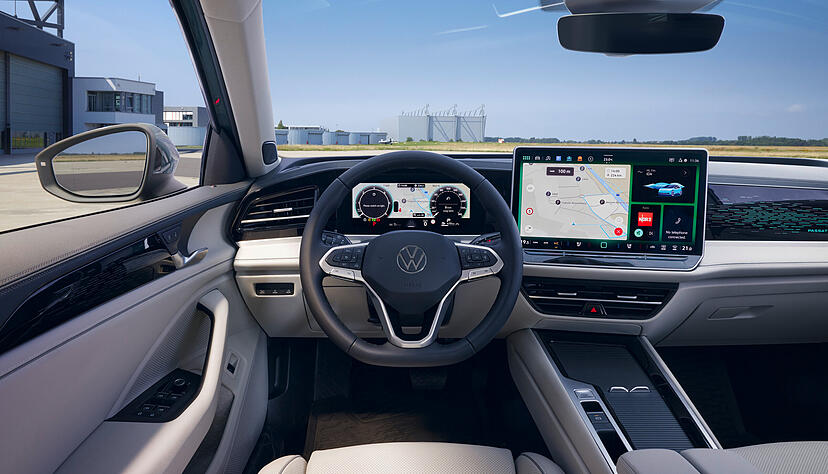 Der mittig platzierte Touchscreen hat bis zu 15 Zoll Gr&ouml;&szlig;e und eine vereinfachte Men&uuml;-F&uuml;hrung. Verbessert wurde auch die Sprachbedienung. Am Lenkrad gibt es richtige Schalter.