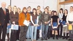 Die Preistr&auml;ger der Kaufm&auml;nnischen Schule wurden von Christian Uhl, Dr. Walter Jaeger und Gerald Bollg&ouml;nn geehrt. Foto: privat