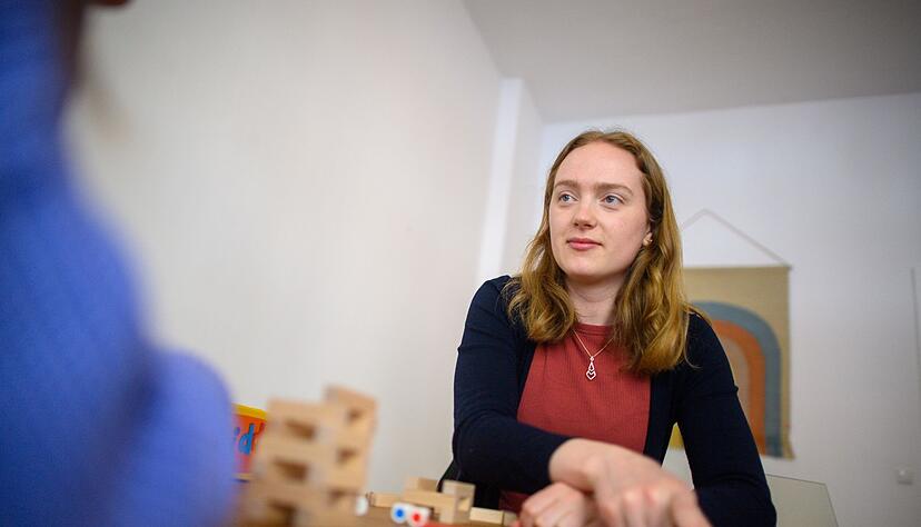 Auch wenn spielerische Mittel zum Einsatz kommen - Logop&auml;din Selma Klee begegnet ihren Patientinnen und Patienten auf Augenh&ouml;he.