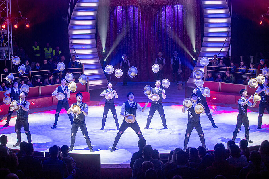 Bei der Sondervorstellung im Weihnachtszirkus in Heilbronn geht es in der Menage akrobatisch zu.