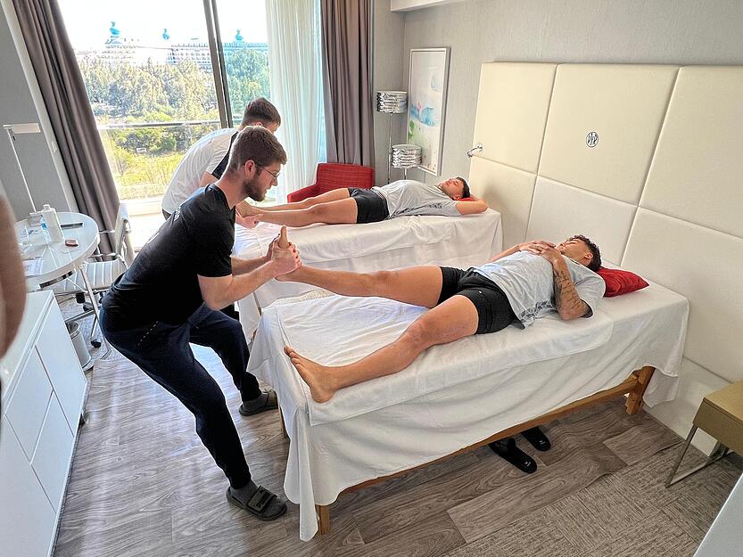 Den Spielern des VfR Heilbronn stehen im Türkei-Trainingslager "Pflegeslots" zur Verfügung, in denen sie sich von zwei Physios behandeln lassen können. Den Spielern des VfR Heilbronn stehen im Türkei-Trainingslager "Pflegeslots" zur Verfügung, in denen sie sich von zwei Physios behandeln lassen können.