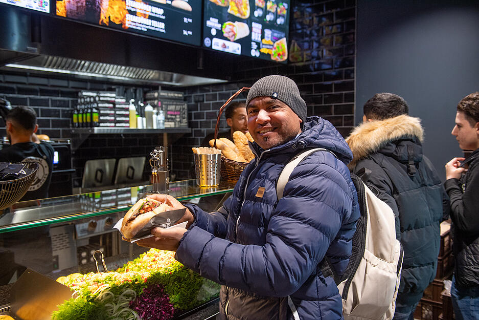 Neueröffnung in Heilbronn: Der Kebap-Laden „Original Berliner Döner“ zieht zahlreiche Besucher an. Neueröffnung in Heilbronn: Der Kebap-Laden „Original Berliner Döner“ zieht zahlreiche Besucher an.