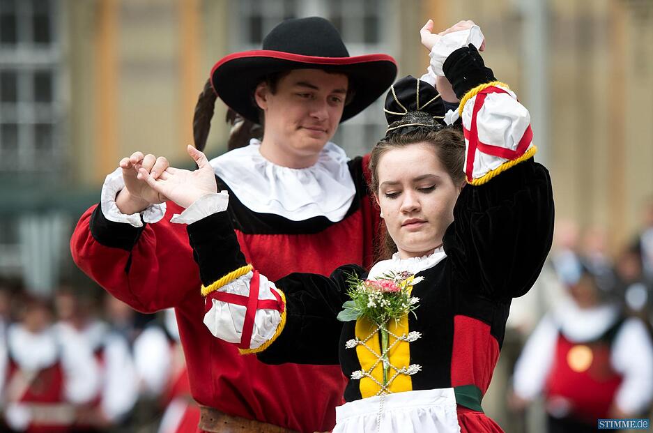 Ein Paar tanzt am 24.05.2015 beim Salzsiederfest in Schw&auml;bisch-Hall auf dem Marktplatz in Schw&auml;bisch-Hall (Baden-W&uuml;rttemberg) den Siedertanz. &Uuml;ber Jahrhunderte produzierten die Salzsieder Salz - das "wei&szlig;e Gold des Mittelalters". Durch den damit verbundenen Handel wurde die Stadt wohlhabend. Seit dem 14. Jahrhundert ist in Schw&auml;bisch Hall das Salzsiederfest &uuml;berliefert. Foto: Daniel Naupold/dpa +++(c) dpa - Bildfunk+++