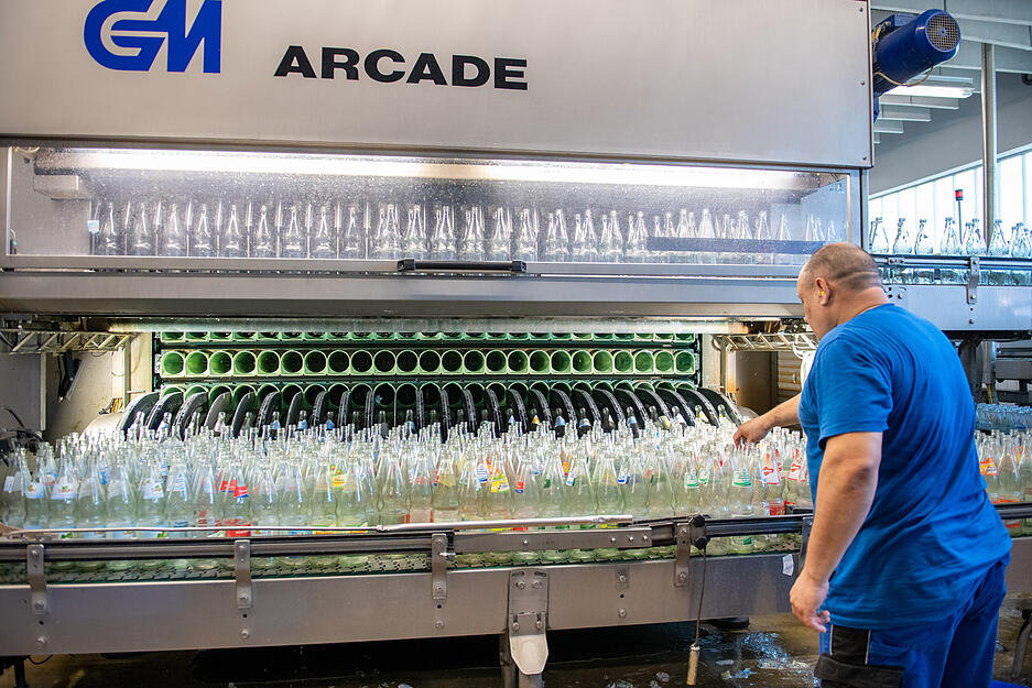 Unten werden die Leergut-Flaschen in die Spülmaschine geschickt, oben kommen die sauberen Flaschen wieder heraus.