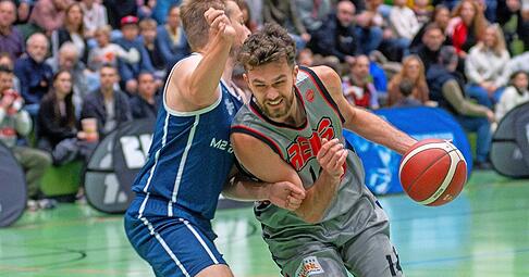 So vielversprechend es begann, so zäh ging es zu Ende: Simon Schmitz (rechts) und seine Heilbronn Reds stemmten sich in Hälfte zwei nach Kräften gegen den USC Heidelberg II. Eine Wende gelang den Gastgebern allerdings nicht mehr. So vielversprechend es begann, so zäh ging es zu Ende: Simon Schmitz (rechts) und seine Heilbronn Reds stemmten sich in Hälfte zwei nach Kräften gegen den USC Heidelberg II. Eine Wende gelang den Gastgebern allerdings nicht mehr.
