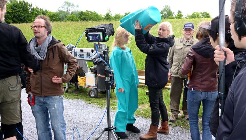 Kamera läuft: Blumenmädchen Elsa ( Elisa Schlott ) verliebt sich im Streifen der Filmakademie Ludwigsburg unsterblich.   
Foto: Guido Sawatzki