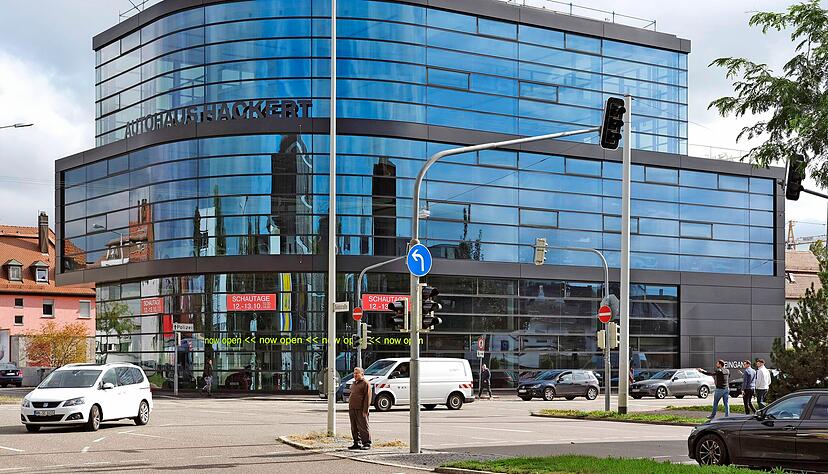 Auf f&uuml;nf von sechs Etagen werden im Autohaus Hackert EU-Neufahrzeuge, Jahreswagen und Oldtimer zum Kauf angeboten.
