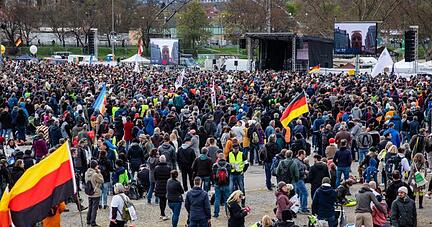 Menschenmassen bei einer Demonstration der Initiative «Querdenken» in Stuttgart. Menschenmassen bei einer Demonstration der Initiative «Querdenken» in Stuttgart.