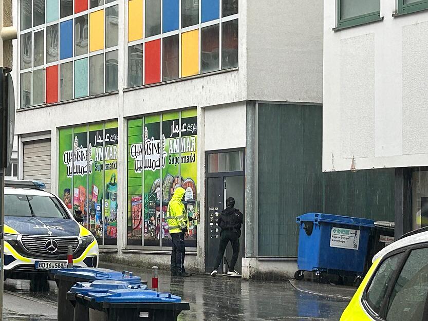 Polizei und Zoll sind am Dienstag am Wollhaus in Heilbronn im Einsatz. Die Beamten kontrollieren mögliche Verstöße bei Tabakverkäufen.