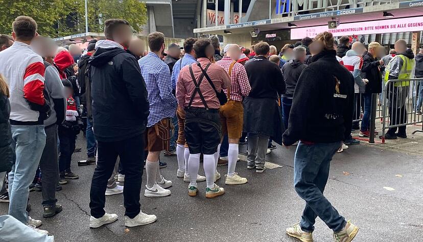 Fans in bayerischer Tracht müssen sich vor dem Heimspiel gegen den 1. FC Heidenheim im Fanshop des VfB Stuttgart neu einkleiden.
