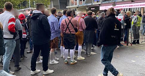 Fans in bayerischer Tracht müssen sich vor dem Heimspiel gegen den 1. FC Heidenheim im Fanshop des VfB Stuttgart neu einkleiden. Fans in bayerischer Tracht müssen sich vor dem Heimspiel gegen den 1. FC Heidenheim im Fanshop des VfB Stuttgart neu einkleiden.