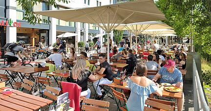 Wirte müssen in Heilbronn auch 2023 für die Terrassenwirtschaft − hier in der Neckarmeile − keine Gebühr zahlen und dürfen sie draußen erweitern.
Foto: Archiv/Mugler