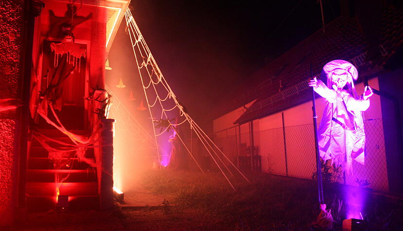 Nebelwerfer verleihen der Szenerie eine schaurige Atmosphäre