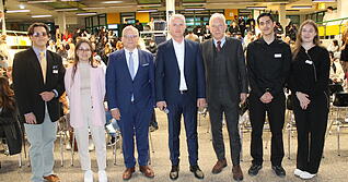 Demokratie vor Ort an der Andreas-Schneider-Schule (von links): Nico Maile, Nathali Hofmann, Landrat Norbert Heuser, Dieter Arweiler (Schulleiter ASS), OB Harry Mergel, Melik Dutkun, Klesta Berisha. Foto: Friedhelm Römer