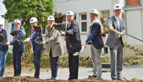 Das Hotel im Kurgebiet bezieht die geschützte Villa Botsch mit ein. Das Hotel im Kurgebiet bezieht die geschützte Villa Botsch mit ein.