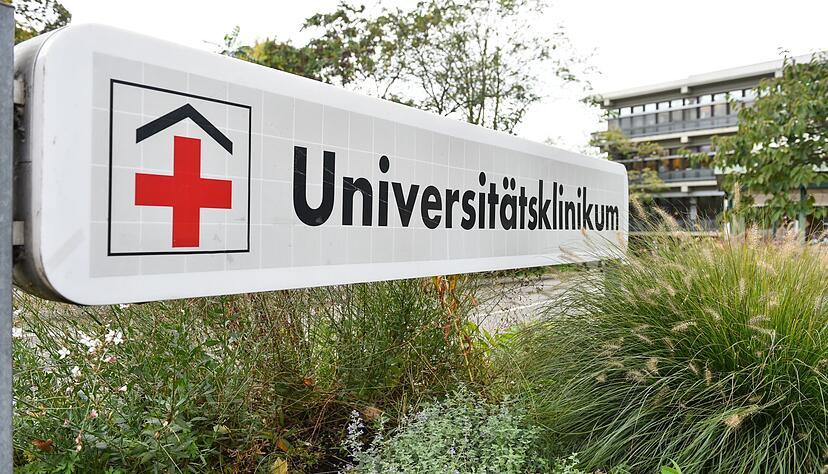 Ein Schild mit der Aufschrift «Universitätsklinikum» steht an einer Einfahrt zum Klinikum.