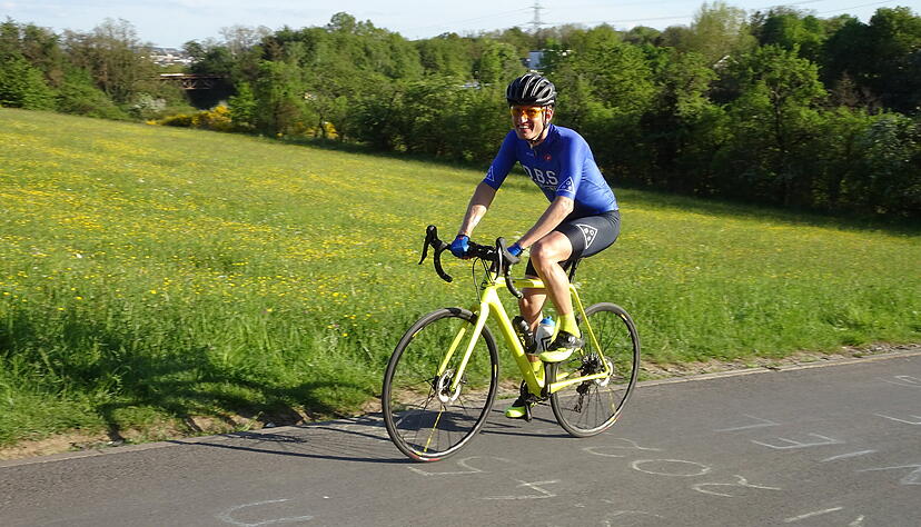 Daniel Mauser und sein Rennrad werden beim Everesting zu einer Einheit. Für ein Lächeln bleibt aber immer noch Zeit. Foto: privat Daniel Mauser und sein Rennrad werden beim Everesting zu einer Einheit. Für ein Lächeln bleibt aber immer noch Zeit. Foto: privat