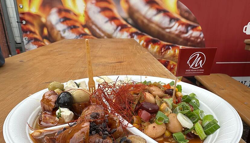 Ein &laquo;Probierteller&raquo; vom Currywurst-Festival in Neuwied 2026. Zu sehen sind drei selbst gew&auml;hlte So&szlig;en: Akropolis-So&szlig;e mit Oliven und Feta, Mexiko-So&szlig;e mit Bohnen, Mais und Zwiebeln und So&szlig;e Salted Caramel.