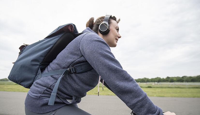 Auch leise Musik kann ablenken - deshalb sollten Radfahrer besser keine Kopfh&ouml;rer tragen.