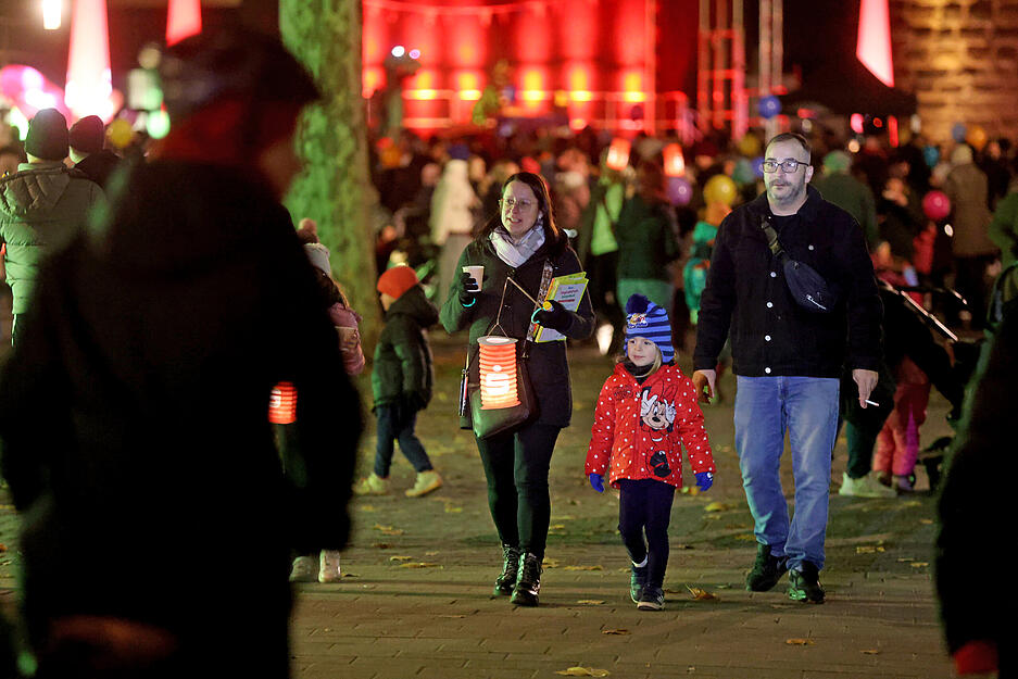 Bunte Laternen leuchten über Heilbronns Straßen beim großen Laternenumzug. Bunte Laternen leuchten über Heilbronns Straßen beim großen Laternenumzug.