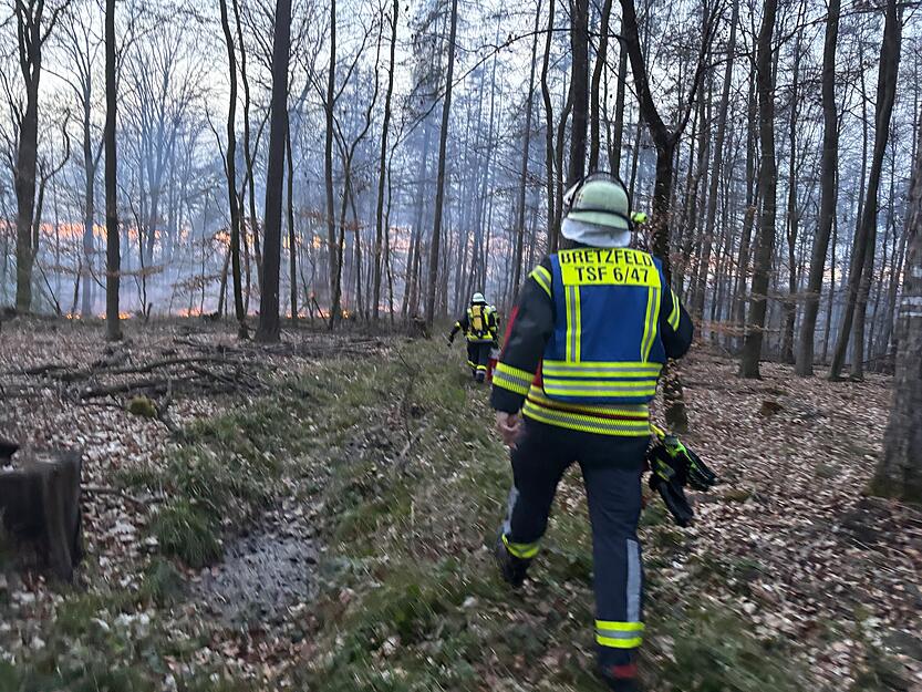 Die Kameraden mussten viele Meter Schlauch durch das Unterholz ziehen, bergauf und bergab. Die Kameraden mussten viele Meter Schlauch durch das Unterholz ziehen, bergauf und bergab.