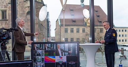 Kurzweiliger Live-Talk: das "Ohne Ausrede"-Interview von Stimme-Chefredakteur Uwe Ralf Heer mit Polizeipräsident Hans Becker (rechts).
Foto: Mario Berger