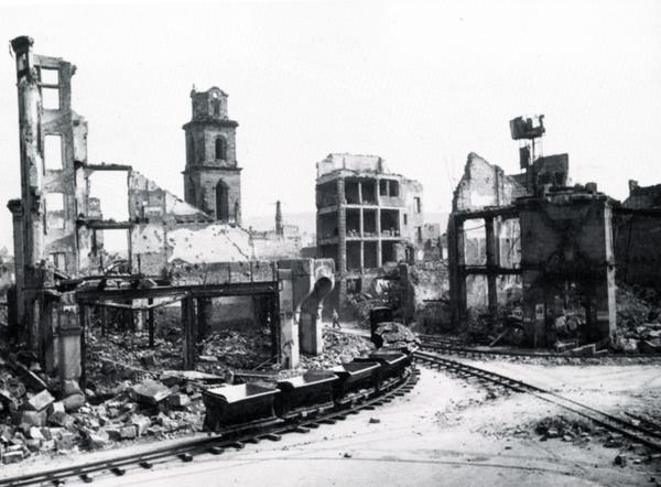 Eine Trümmerbahn quert 1945 die Heilbronner Innenstadt.