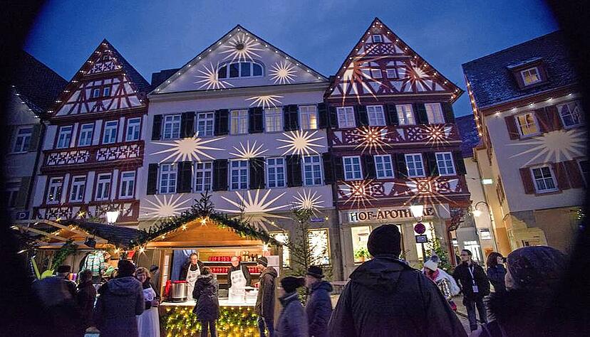 Festlich erleuchtet präsentiert sich die Öhringer Innenstadt wieder in der Adventszeit und zum Weihnachtsmarkt. Er wird kommenden Freitag eröffnet.
Foto: Archiv/privat Festlich erleuchtet präsentiert sich die Öhringer Innenstadt wieder in der Adventszeit und zum Weihnachtsmarkt. Er wird kommenden Freitag eröffnet.
Foto: Archiv/privat