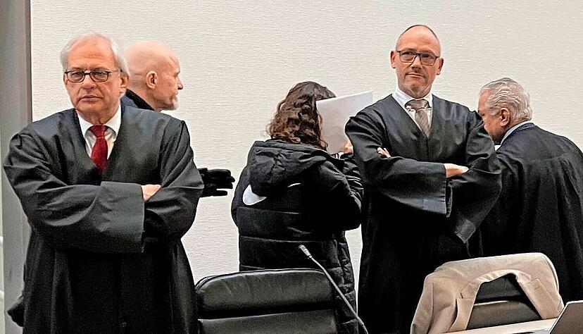 14. Verhandlungstag vor dem Landgericht Ingolstadt: Die Angeklagte schirmt ihr Gesicht vor den Kameras der Medienvertreter ab.
Foto: Heike Kinkopf