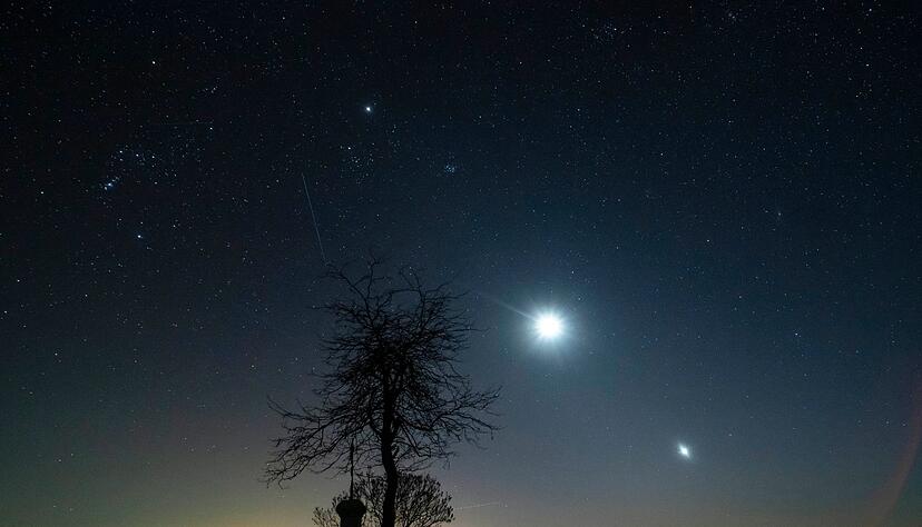 So sah der Abendhimmel Anfang März aus: Links der Jupiter, in der Mitte der Mond und rechts die Venus. (Archivbild) So sah der Abendhimmel Anfang März aus: Links der Jupiter, in der Mitte der Mond und rechts die Venus. (Archivbild)