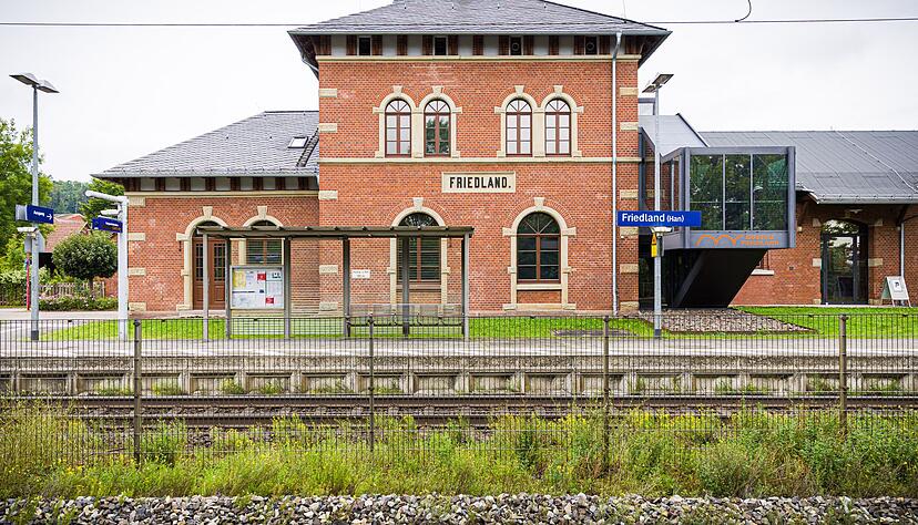 Am Bahnhof Friedland wurde eine 16-Jährige mutmaßlich in den Tod gestoßen. (Archivbild) Am Bahnhof Friedland wurde eine 16-Jährige mutmaßlich in den Tod gestoßen. (Archivbild)