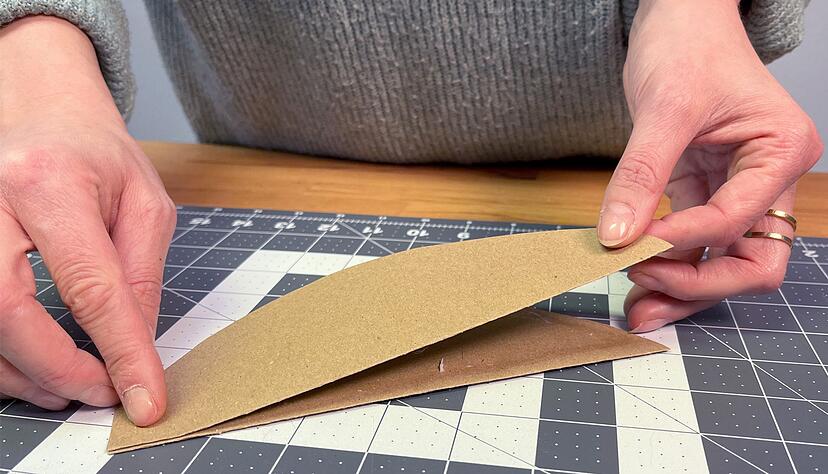 Die Ränder der ausgeschnittenen Formen mit Klebestift bestreichen und anschließend an der Kante aufeinander kleben. Die Ränder der ausgeschnittenen Formen mit Klebestift bestreichen und anschließend an der Kante aufeinander kleben.