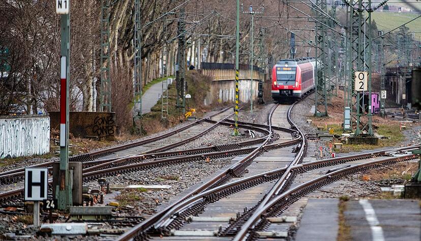 Eine S-Bahn fährt in den Bahnhof Stuttgart-Bad Cannstatt ein. Eine S-Bahn fährt in den Bahnhof Stuttgart-Bad Cannstatt ein.