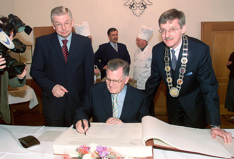 2004: Kabinettssitzung in Bad Wimpfen mit den Ministerpräsidenten Roland Koch und Erwin Teufel. Hier trägt er sich ins goldene Buch der Stadt ein. Rechts steht Bürgermeister Claus Brechter. 2004: Kabinettssitzung in Bad Wimpfen mit den Ministerpräsidenten Roland Koch und Erwin Teufel. Hier trägt er sich ins goldene Buch der Stadt ein. Rechts steht Bürgermeister Claus Brechter.