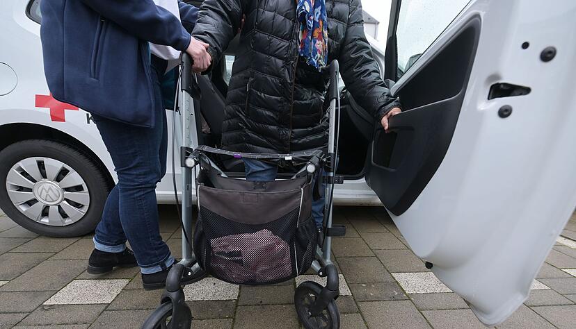 Die Einstufung in verschiedene Pflegegrade entscheidet über die Höhe der Unterstützung durch die Pflegeversicherung. (Symbolbild) Die Einstufung in verschiedene Pflegegrade entscheidet über die Höhe der Unterstützung durch die Pflegeversicherung. (Symbolbild)